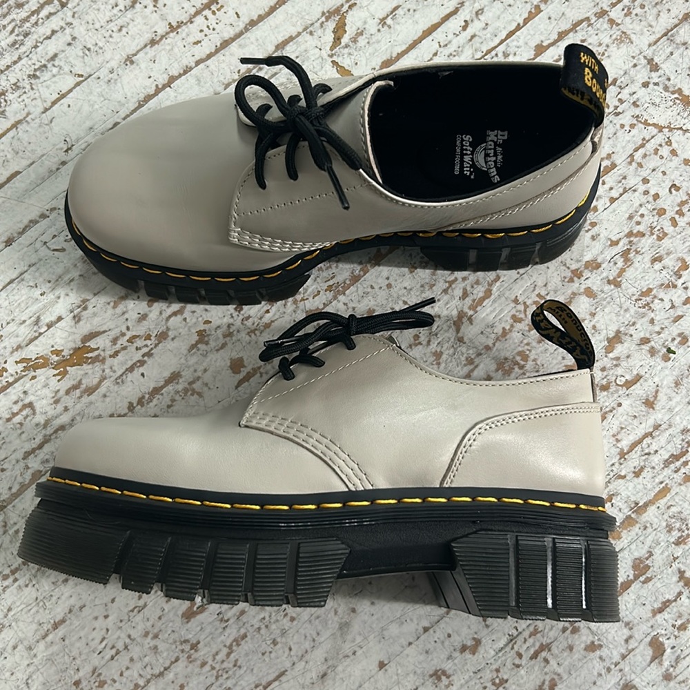 Dr. Martin Size 9 Audrick 3-Eye Shoe